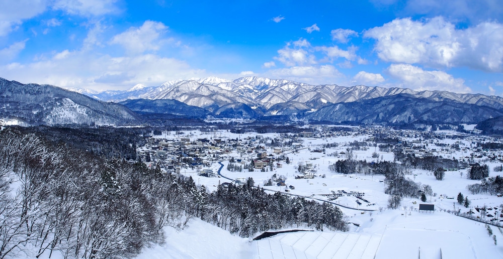 วิวเมืองที่ปกคลุมไปด้วยหิมะและมีภูเขาเป็นฉากหลังในราชบุรีที่เที่ยว เที่ยวญี่ปุ่น