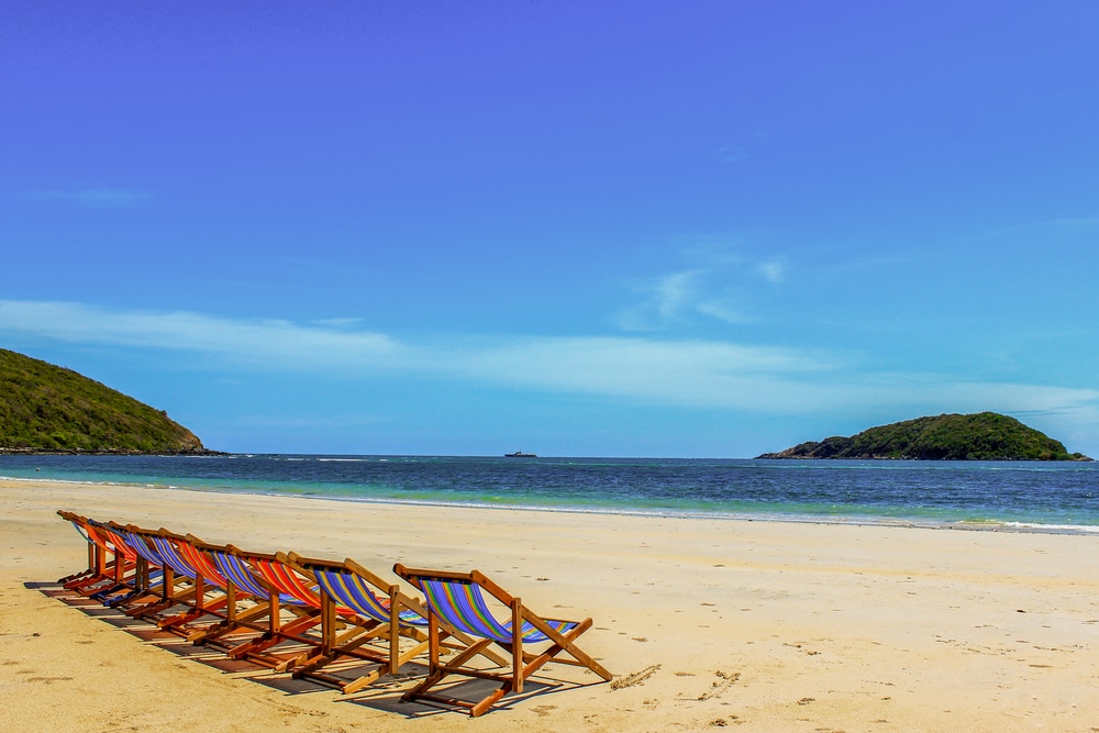 เก้าอี้ชายหาดเรียงเป็นแถวบนหาดทราย เที่ยวทะเลใกล้กรุงเทพ