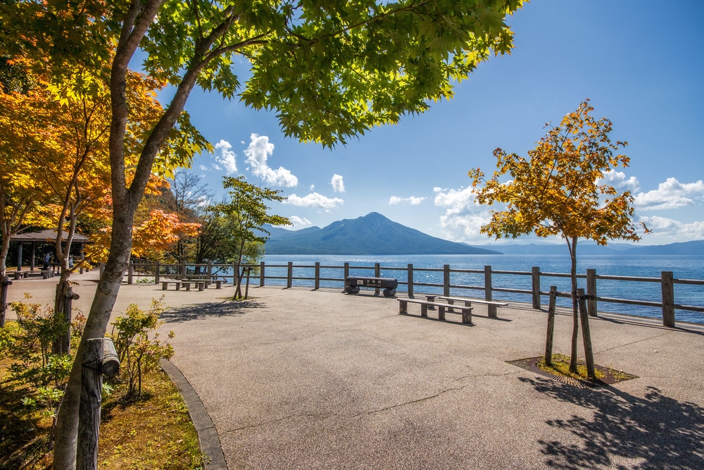 สวนสาธารณะที่มีม้ เที่ยวญี่ปุ่น านั่งและวิวทะเลสาบที่เที่ยวราชบุรี