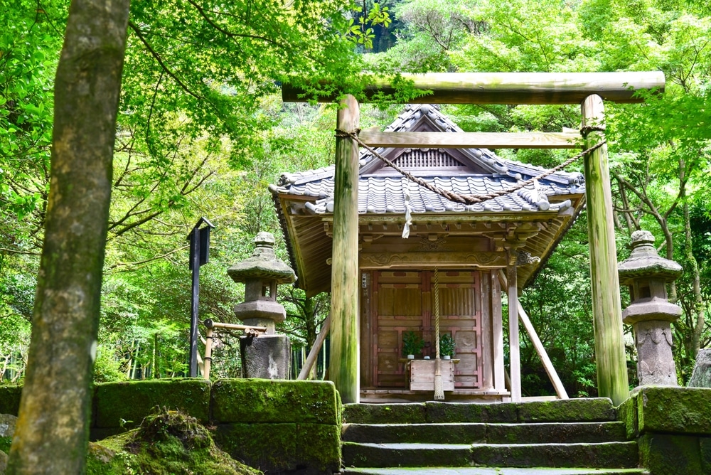 ศาลเจ้าญี่ปุ่นเล็กๆ ที่ตั้งอยู่ในพื้นที่ป่า เหมาะสำหรับผู้ที่รักการเยี่ยมชมสถานที่ทางวัฒนธรรมหรือสำรวจธรรมชาติ สถานที่ท่องเที่ยวญี่ปุ่น