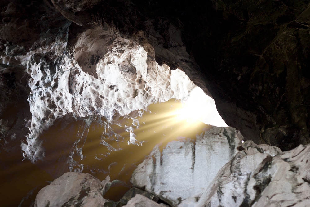 แสงอาทิตย์ส่องผ่านรูในถ้ำแห่งหนึ่งในจังหวัดชลบุรี ที่เที่ยวสระแก้ว