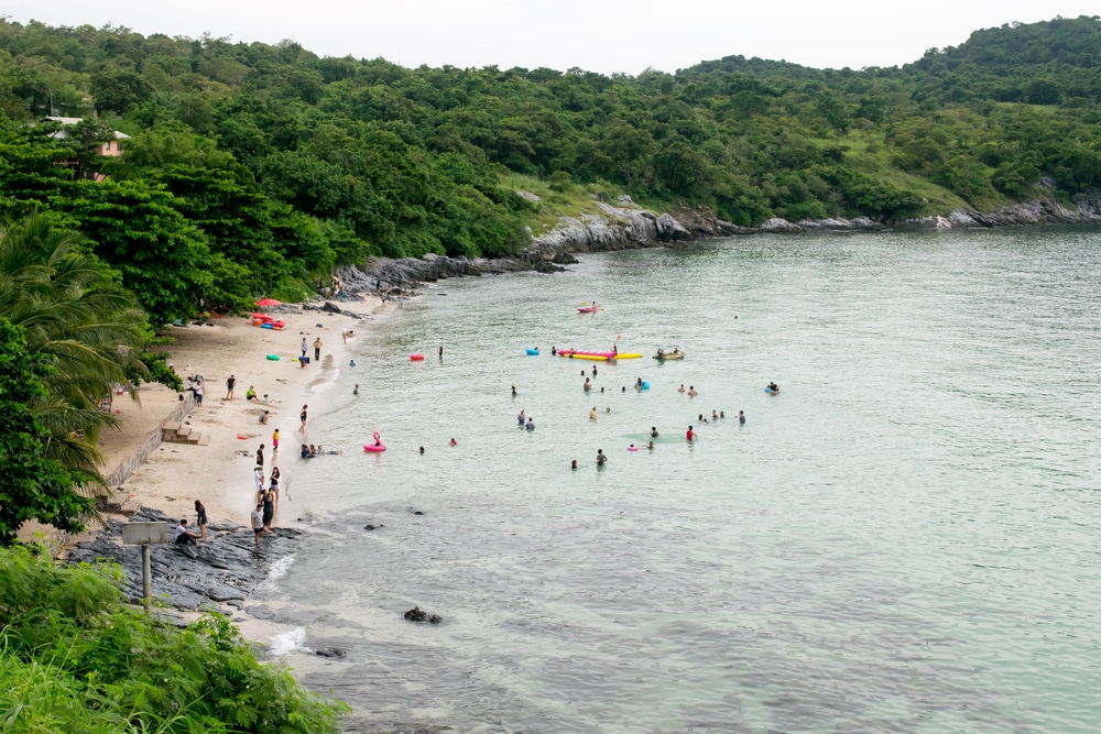 ชายหาดที่พลุกพล่านไปด้วยผู้คน เกาะสีชัง