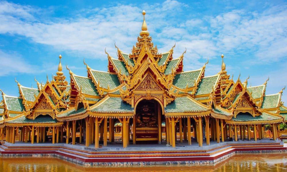 พระราชวังอันยิ่งใหญ่ตระหง่านในกรุงเทพฯ ประเทศไทยเป็นตัวอย่างที่น่าทึ่งของสถาปัตยกรรมโบราณ