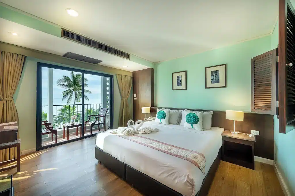 ห้องพักในโรงแรมพร้อมระเบียงวิวทะเล เตียงคิงไซส์ และการตกแต่งอย่างมีรสนิยมที่หาดจอมเทียนติดทะเล ที่พักจอมเทียน