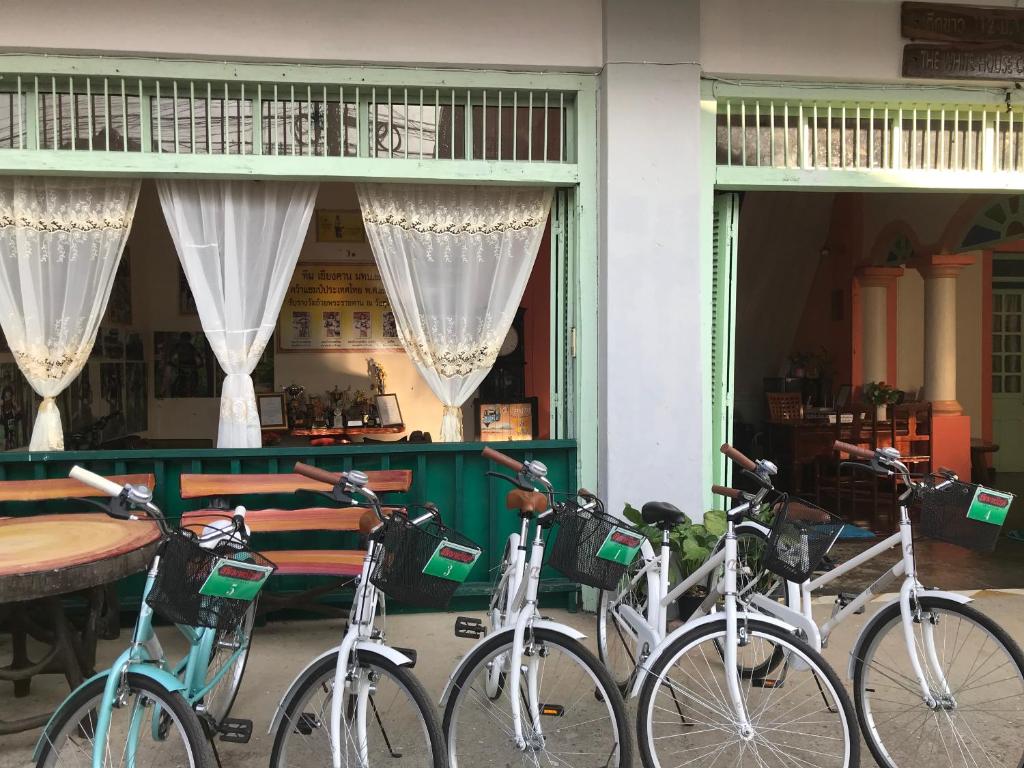 ที่พักเชียงคานใกล้ถนนคนเดิน จักรยานจอดอยู่หน้าร้านกาแฟแปลกตาใกล้กับเชียงคานใกล้ถนนคนเดินพร้อมประตูเปิดและ