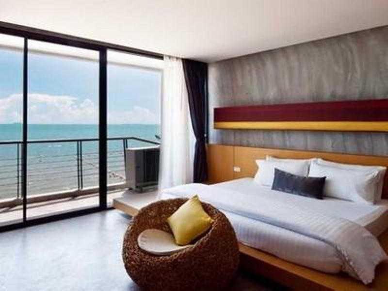ห้องนอนทันสมัยพร้อมหน้าต่างบานใหญ่มองเห็นวิวทะเล หาดจอมเทียนที่พัก ตั้งอยู่ในโรงแรมหาดจอมเทียน