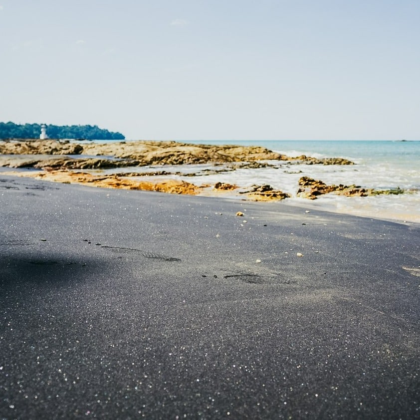 หาดทรายสีดำในพังงาทอดยาวไปจนถึงโขดหินโผล่ริมทะเล