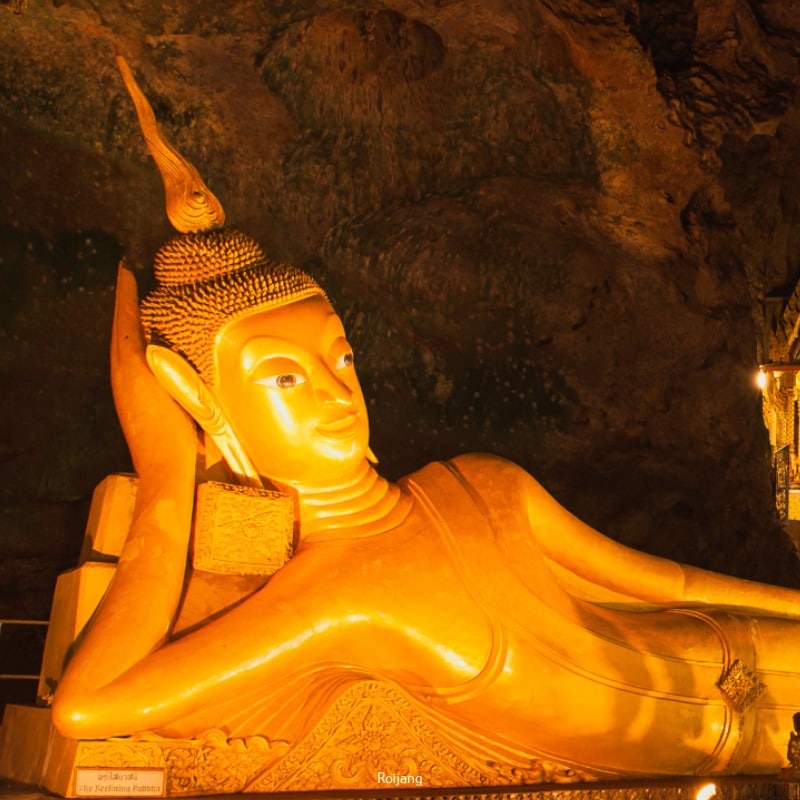 พระพุทธไสยาสน์ทองคำส่องสว่างภายในถ้ำในจังหวัดพังงา