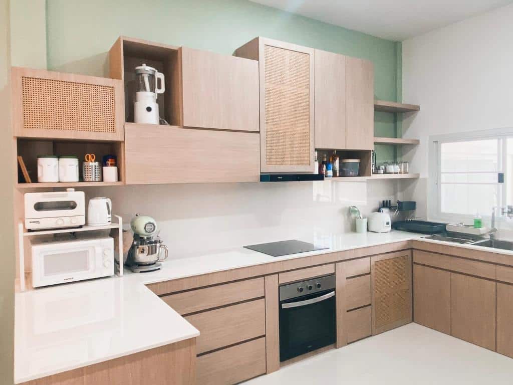 ภายในห้องครัวแบบโมเดิร์นพร้อมตู้ไม้และเคาน์เตอร์สีขาว โรงแรมเบตง
