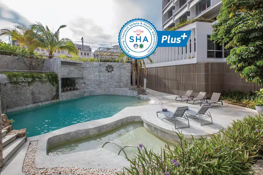 บริเวณสระว่ายน้ำของโรงแรมพร้อมเก้าอี้อาบแดดบน ถนนคนเดินภูเก็ต มีตรารับรอง SHA Plus
