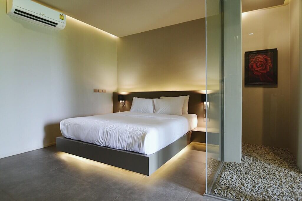 ห้องนอนพร้อมเตียงขนาดใหญ่และห้องอาบน้ำกระจกในเชียงราย ที่พักเชียงรายบนดอย