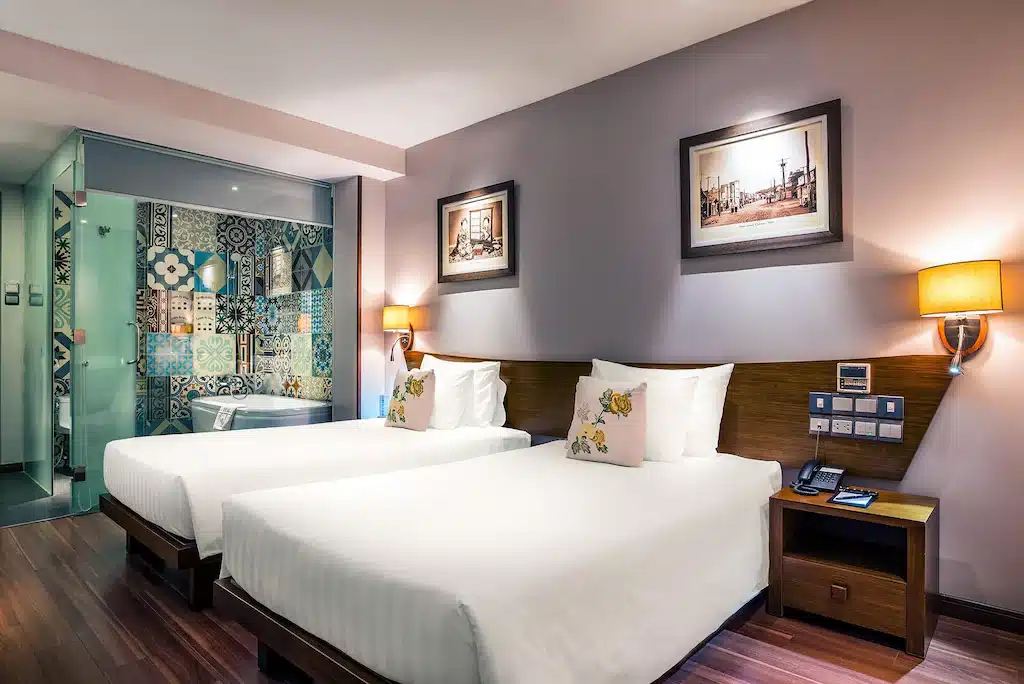 ห้องพักโรงแรมทันสมัยพร้อมเตียงคู่และห้องน้ำในตัว เหมาะสำหรับการเดินทางไปเที่ยวที่เที่ยวครั้งต่อไปของคุณ โฮจิมินห์ที่เที่ยว