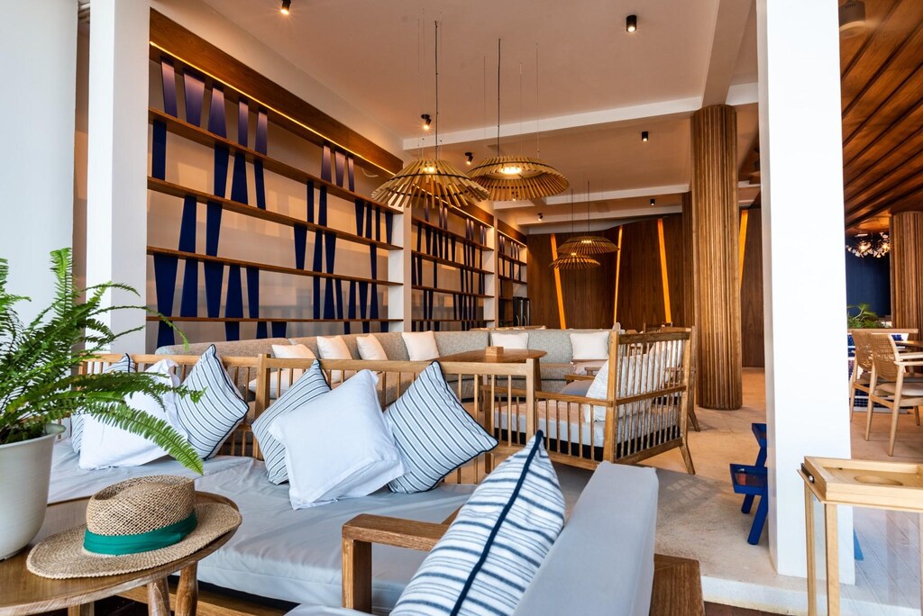 พื้นที่เลานจ์รีสอร์ทริมชายหาดทันสมัยพร้อมที่นั่งสบายและการออกแบบตกแต่งภายในอย่างมีสไตล์ ที่เที่ยวขนอม โรงแรมขนอม