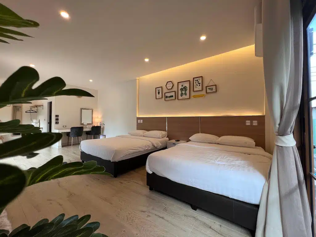 ห้องพักโรงแรมทันสมัยในน่าน พร้อมเตียงคู่ หัวเตียงไม้ และการตกแต่งแบบเรียบง่าย ที่พักเกาะแสมสาร