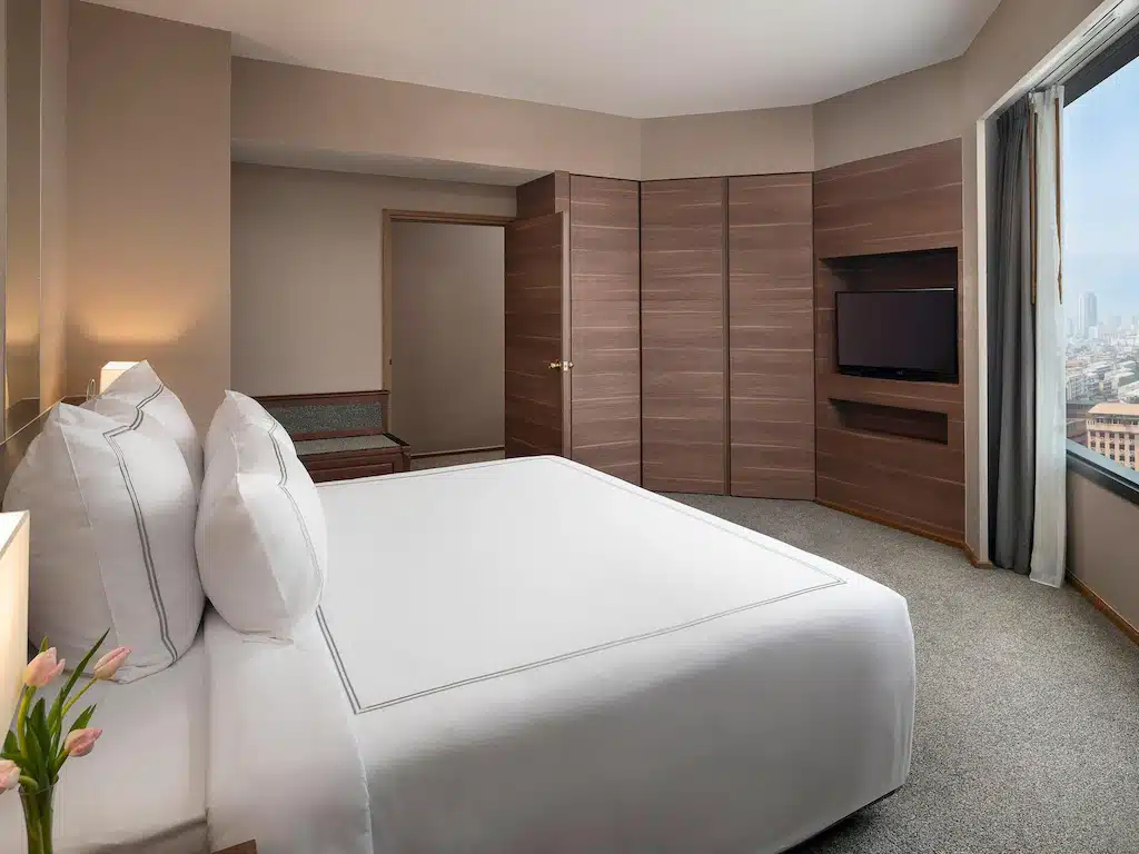 ห้องพักในโรงแรมทันสมัยพร้อมเตียงที่จัดอย่างประณีต เฟอร์นิเจอร์ไม้ ตลาดนัดเลียบด่วนรามอินทรา และวิวตลาดบ้านเพ