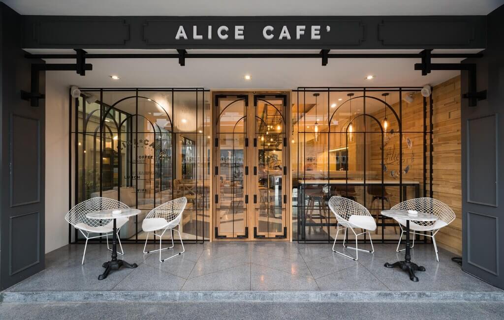 ทางเข้าร้าน Alice Cafe ในเวียดนาม ตกแต่งด้วยดีไซน์อันประณีตที่ได้รับแรงบันดาลใจจากวัดราชบพิธ วัดราชบพิธ