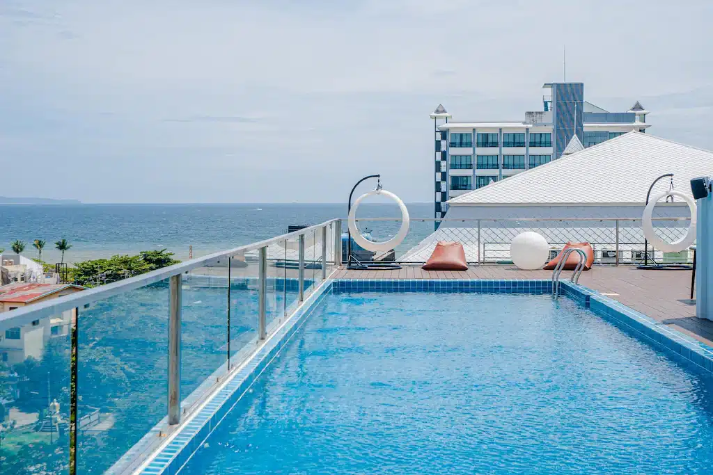 สระว่ายน้ำบนชั้นดาดฟ้าที่มองเห็นวิวทะเลและท้องฟ้าแจ่มใสที่โรงแรมหาดจอมเทียน โรงแรมหาดจอมเทียน