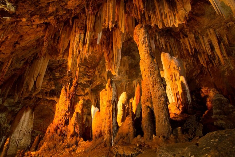 หินงอกหินย้อยภายในถ้ำกว้างขวางและสว่างไสวอย่างอบอุ่น ที่เที่ยวขนอม