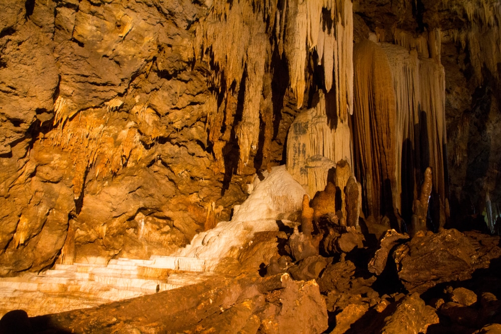 การก่อตัวของหินปูนเรืองแสงภายในถ้ำที่มีหินงอกหินย้อย ที่เที่ยวนครศรีธรรมราช