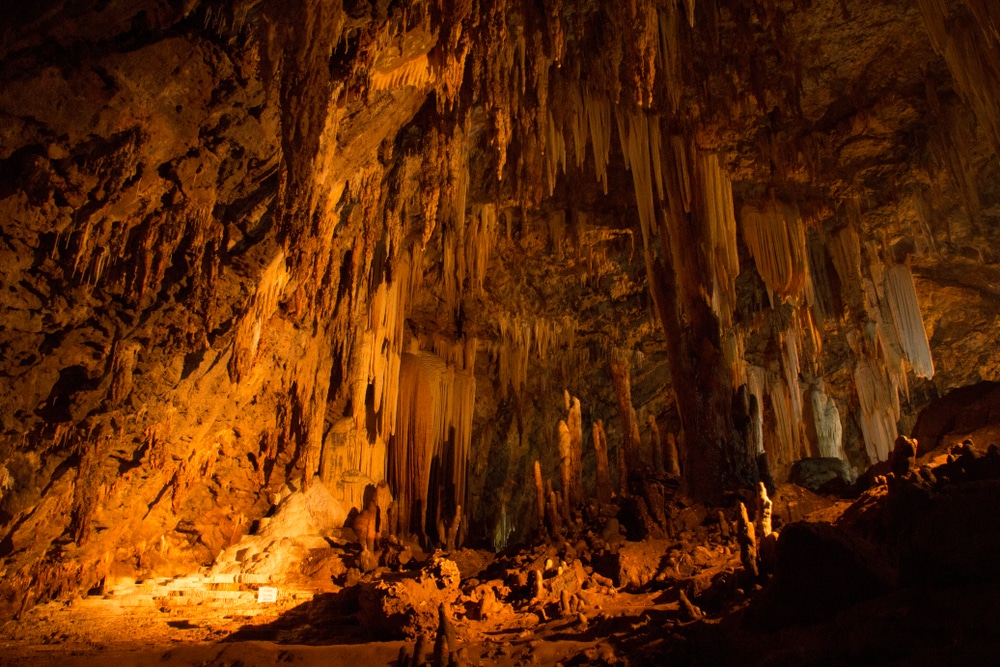 หินงอกหินย้อยส่องสว่างภายในถ้ำอันกว้างขวาง ที่เที่ยวนครศรีธรรมราช