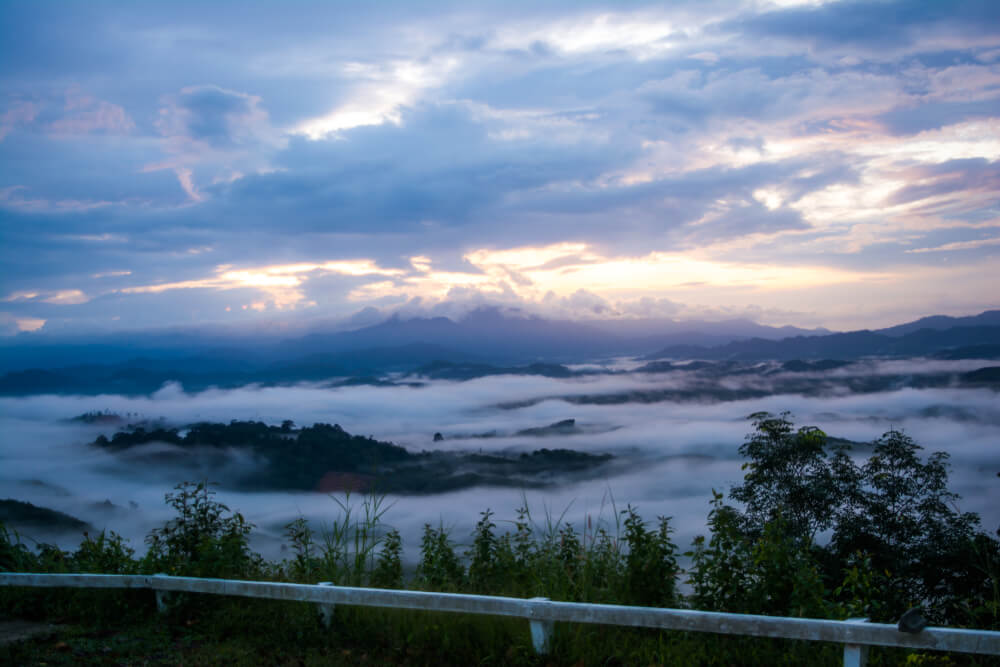 ทิวทัศน์ของภูเขาในจังหวัดพังงาประเทศไทยที่มีเมฆอยู่บนท้องฟ้า