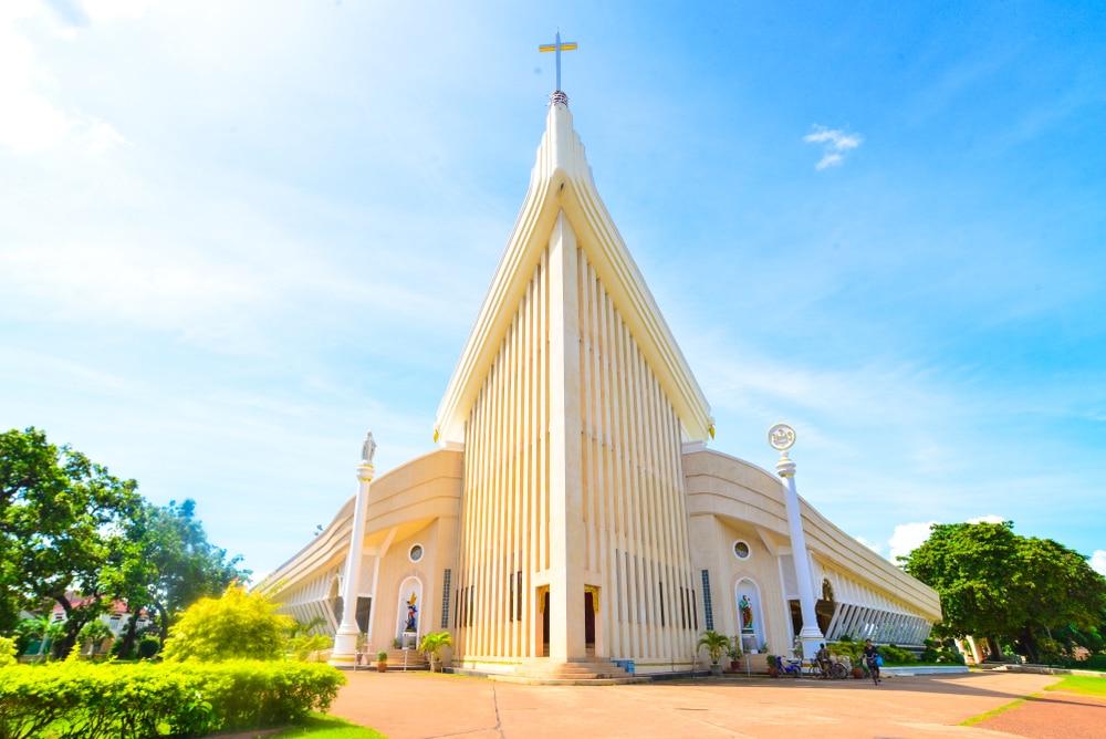 โบสถ์สีขาวสไตล์โมเดิร์นที่มียอดแหลมโดดเด่นตัดกับท้องฟ้าสีคราม ที่เที่ยวสกลนคร