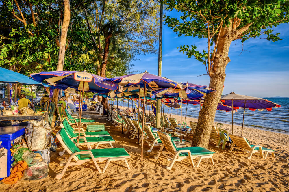 ชายหาดพร้อมเก้าอี้และร่มบนผืนทราย ทะเลสัตหีบ