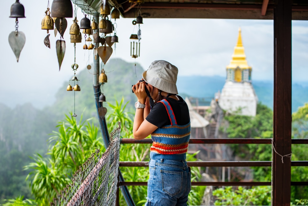 นักท่องเที่ยวถ่ายรูปใกล้วัดระฆังแขวนในภูมิประเทศภูเขาที่เที่ยวชื่อดัง ที่เที่ยวเดือนตุลาค