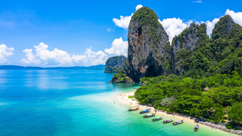 เกาะพีพีเป็นสถานที่ท่องเที่ยวยอดนิยมในประเทศไทย มีชื่อเสียงในด้านชายหาดที่สวยงามและน้ำทะเลใสดุจคริสตัล เกาะกระบี่