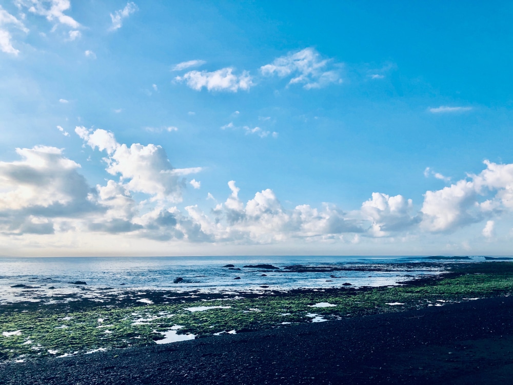 ท้องทะเลแนวโขดหิน ใต้ท้องฟ้าสีคราม มีเมฆปุยๆ ในราชบุรีที่เที่ยว ที่เที่ยวบาหลี