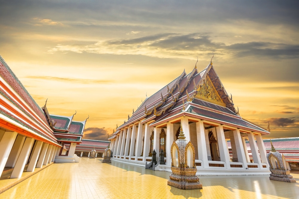 สถาปัตยกรรมวัดไทยแบบดั้งเดิมภายใต้ท้องฟ้าพระอาทิตย์ตกดินอันตระการตา ทำหน้าที่เป็น จุดชมวิวกรุงเทพกลางคืนฟรี 