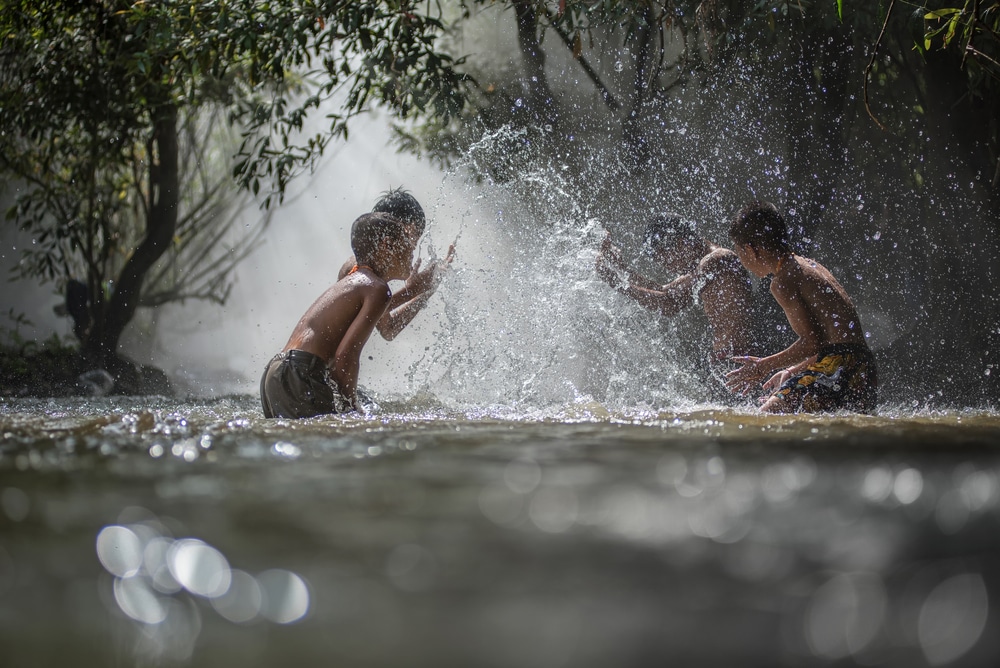 เด็กๆ เล่นและเล่นน้ำในแม่น้ำในช่วงเทศกาล บั้งไฟพญานาค 