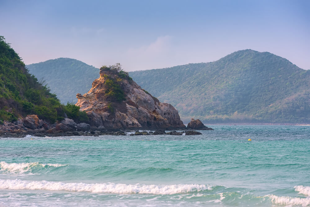ชายหาดที่มีหินอยู่กลางมหาสมุทร ทะเลชลบุรี ทะเลสัตหีบ