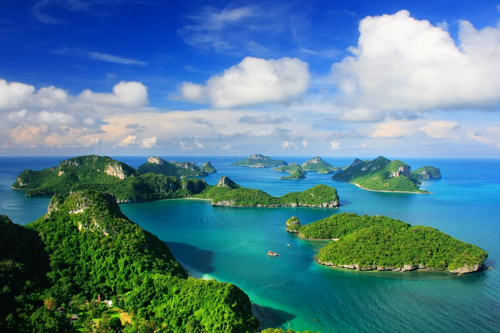 มุมมองทางอากาศของหมู่เกาะเขตร้อนที่มีเกาะสีเขียวชอุ่มล้อมรอบด้วยน้ำทะเลสีฟ้า ที่เที่ยวเกาะสมุย