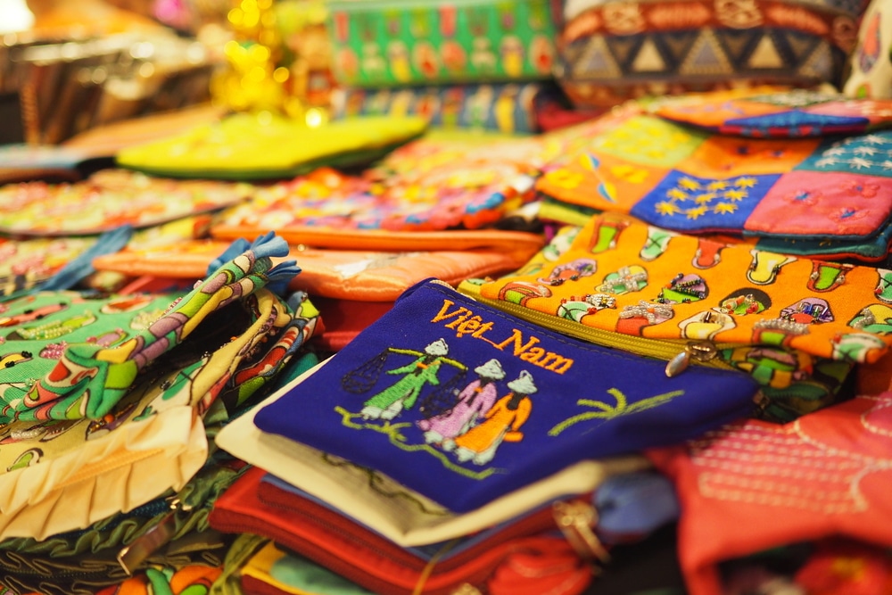 กระเป๋าปักสีสันสดใสและงานหัตถกรรมจัดแสดงที่ตลาดเวียดนามในโฮจิมินห์ซิตี้ โฮจิมินห์ที่เที่ยว