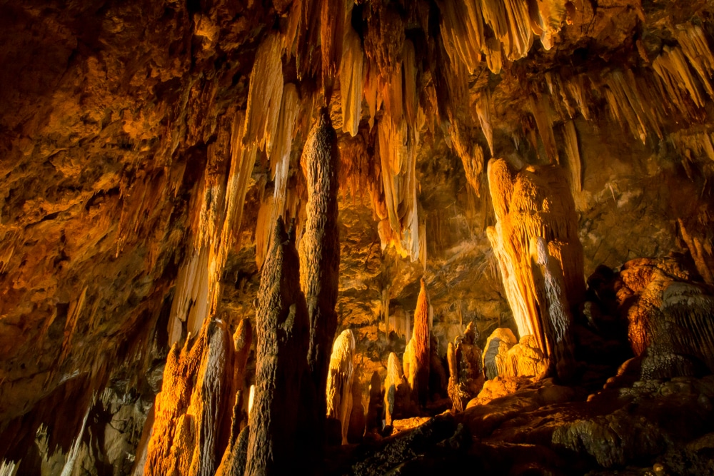 หินงอกหินย้อยเรืองแสงภายในถ้ำ ที่เที่ยวขนอม
