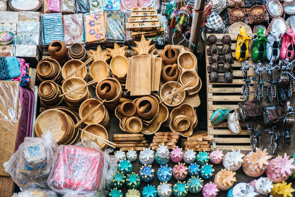 งานหัตถกรรมไม้แบบดั้งเดิมและของที่ระลึกหลากสีสันจัดแสดงจำหน่ายที่สถานที่ท่องเที่ยวราชบุรี ที่เที่ยวบาหลี