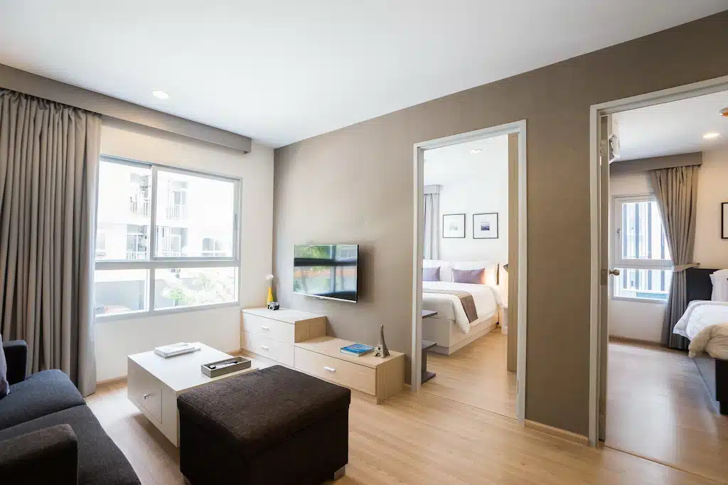 ห้องนั่งเล่นในอพาร์ทเมนต์ทันสมัยเชื่อมต่อกับห้องนอนที่มีแสงธรรมชาติ ลงตัวเหมื ที่พักใกล้กรุงเทพ อนอยู่บ้านใกล้กรุงเทพ