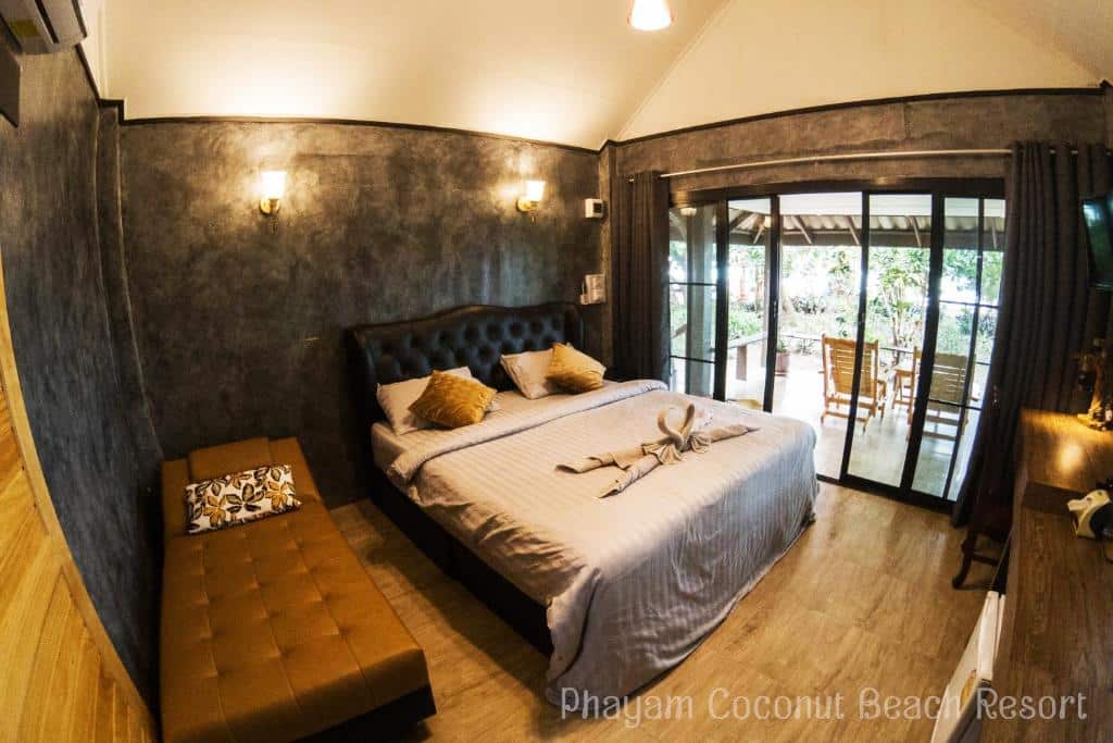 ห้องพักหรูหราของโรงแรมเดอะบลูสกายรีสอร์ทเกาะพยามมีเตียงขนาดใหญ่พร้อมหมอนตกแต่ง เกาะพยามที่พัก