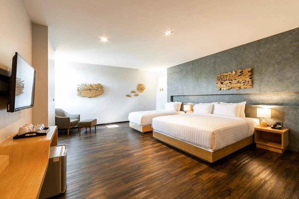 ห้องพักโรงแรมทันสมัยพร้อมเตียง 2 เตียง พื้นไม้ ใช้บริการใกล้กทม. และงานศิลปะตกแต่งผนัง ที่พักใกล้กรุงเทพ