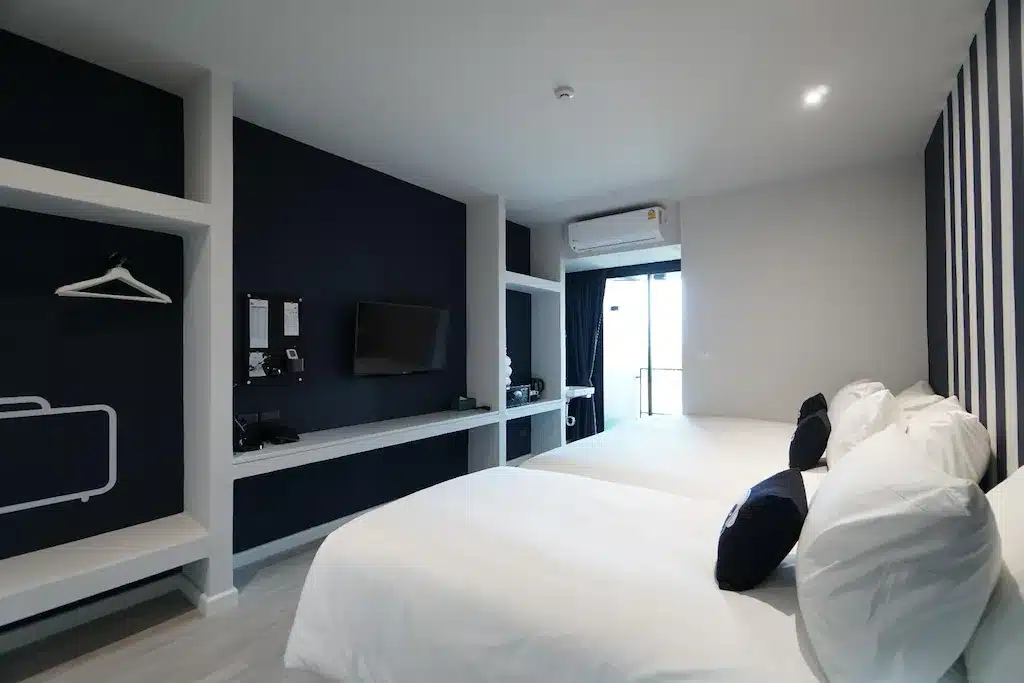 ห้องพักในโรงแรมทันสมัยพร้อมการออกแบบที่เรียบง่ายและโทนสีของ วัดพลวง
