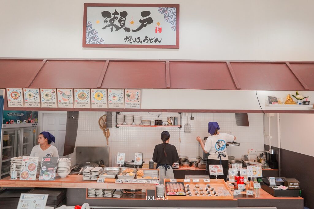 เชฟสองคนเตรียมอาหารในครัวร้านอาหารญี่ปุ่นในภูเก็ตพร้อมเมนูที่แสดงและเมนูซูชิต่างๆ  ร้านอาหารญี่ปุ่นภูเก็ต