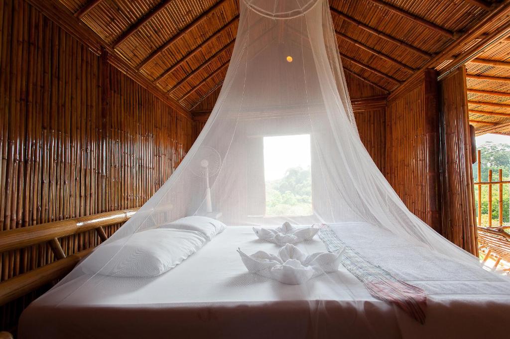 ภายในห้องนอนบ้านพักไม้ไผ่เชิงนิเวศแสนสบายที่เดอะบลูสกายรีสอร์ทเกาะพยาม มี ที่พักเกาะพยามขนาดใหญ่