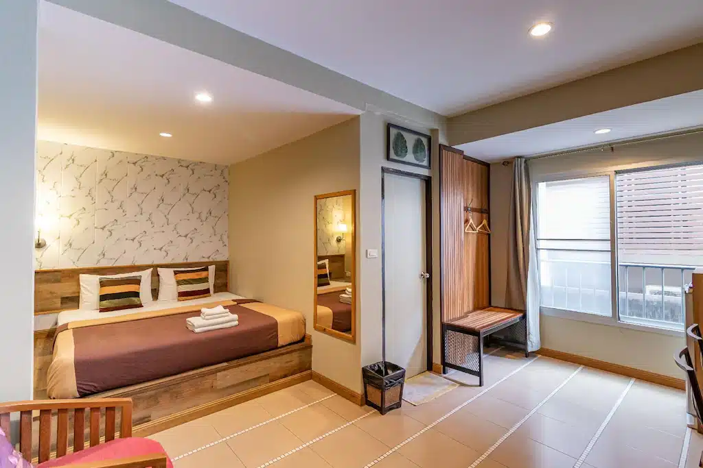 ห้องพักในโรงแรมทันสมัยและสะดวกสบายพร้อมเตียงที่นุ่มสบาย รูปแบบที่สะอาดตา แสงไฟอันอ ที่พักใกล้กรุงเทพ บอุ่น และใช้เวลาเกือบกรุงเทพ
