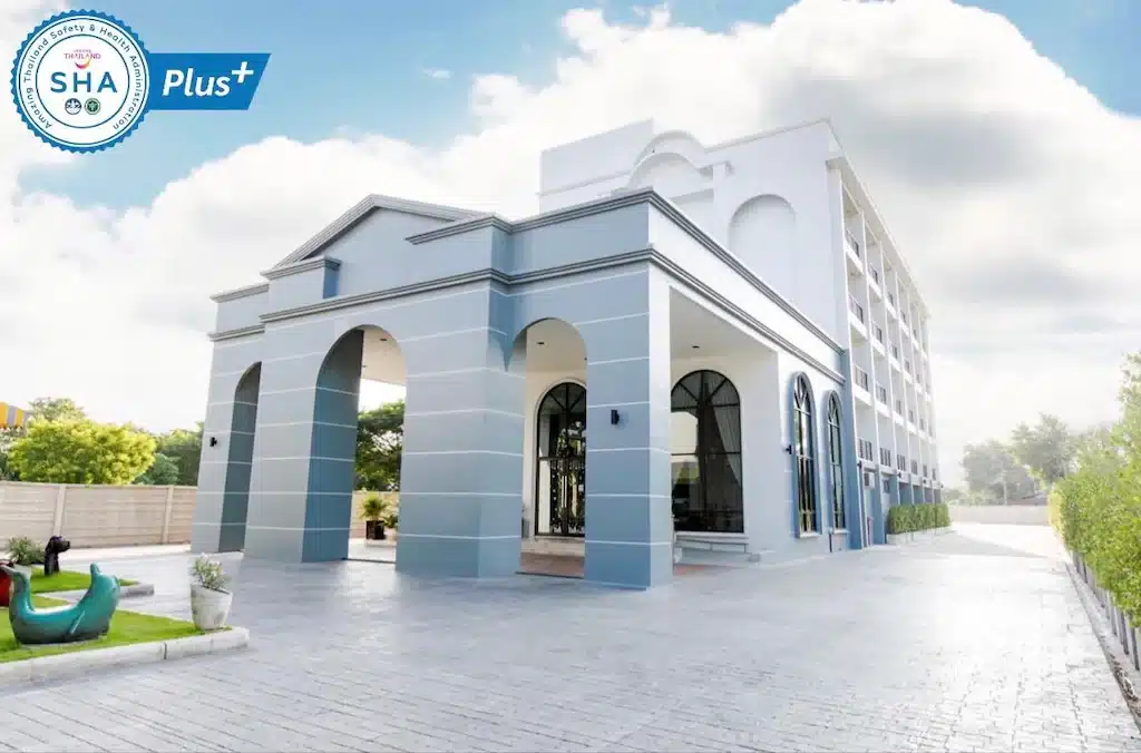 อาคารโรงแรมทันสมัยมีใบรับรอง sha plus+ ทางเข้าด้านหน้า ท้องฟ้าสีฟ้าใส และเป็นการแสดงที่สวยงามใกล้กรุงเท ที่พักใกล้กรุงเทพ