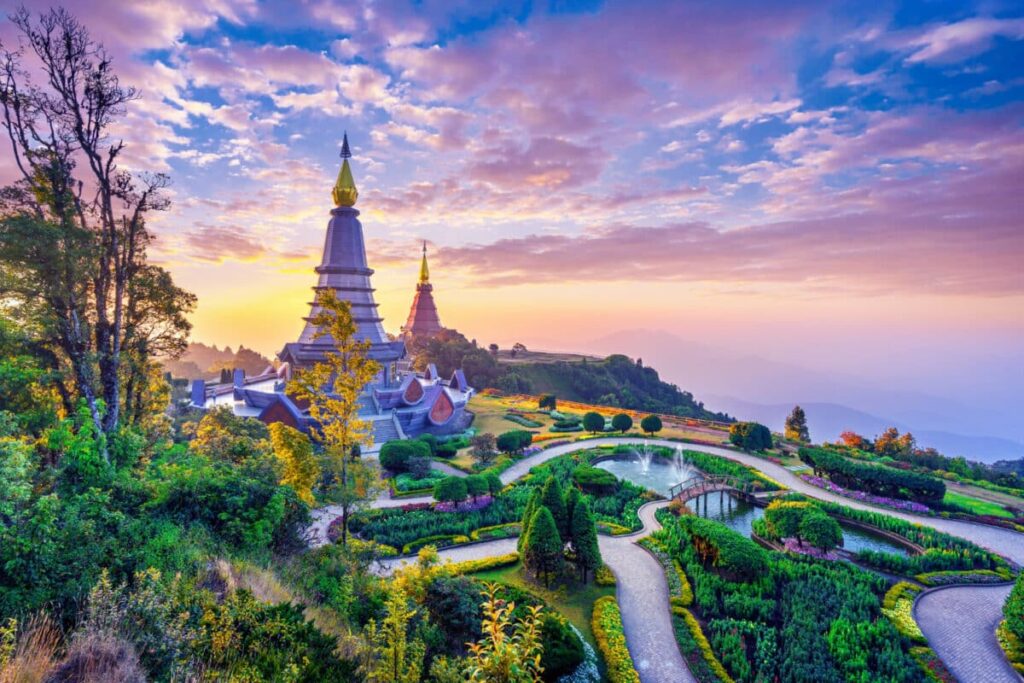 พระอาทิตย์ขึ้นเหนือดอยอินทนนท์กับเจดีย์สององค์ท่ามกลางสวนสวยและแมกไม้เขียวขจีภายใต้ท้องฟ้าที่สดใสในเชียงใหม่ ประเทศไทย เที่ยวเดือน ที่เที่ยวเดือนธันวาคม
