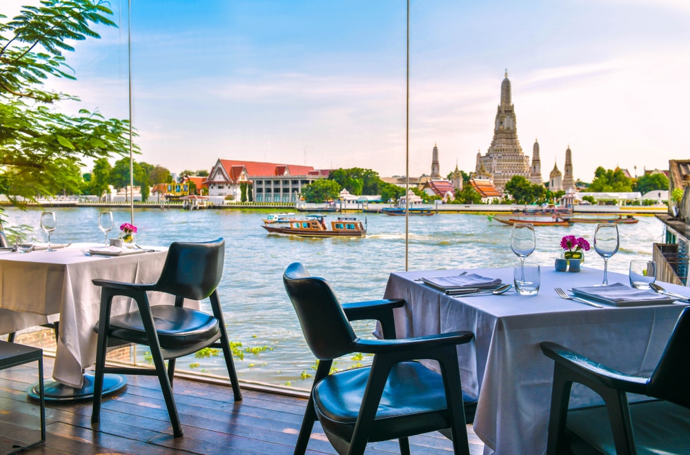 ร้านอาหารริมแม่น้ำพร้อมวิววัดอรุณฝั่งตรงข้ามแม่น้ำเจ้าพระยาในกรุงเทพฯ พระเหนือพรหมหลวงปู่ดู่
