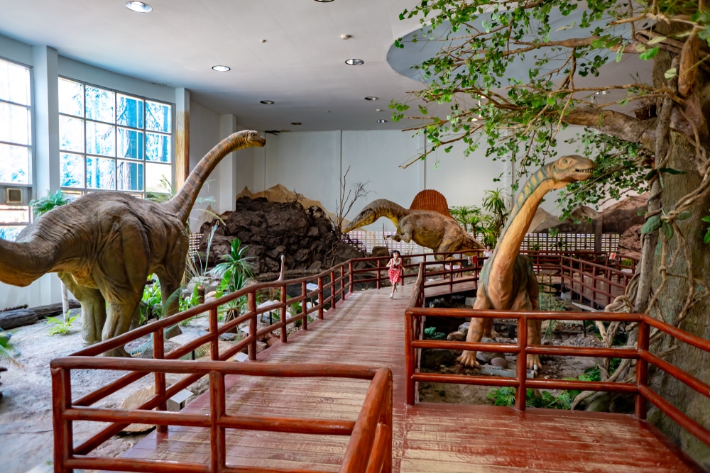 ที่เที่ยวภาคอีสาน
นิทรรศการไดโนเสาร์ในร่มในภาคตะวันออกเฉียงเหนือของประเทศไทยมีไดโนเสาร์จำลองขนาดเท่าจริง ล้อมรอบด้วยต้นไม้เขียวขจีและมองจากทางเดินที่มีราวสีแดง
