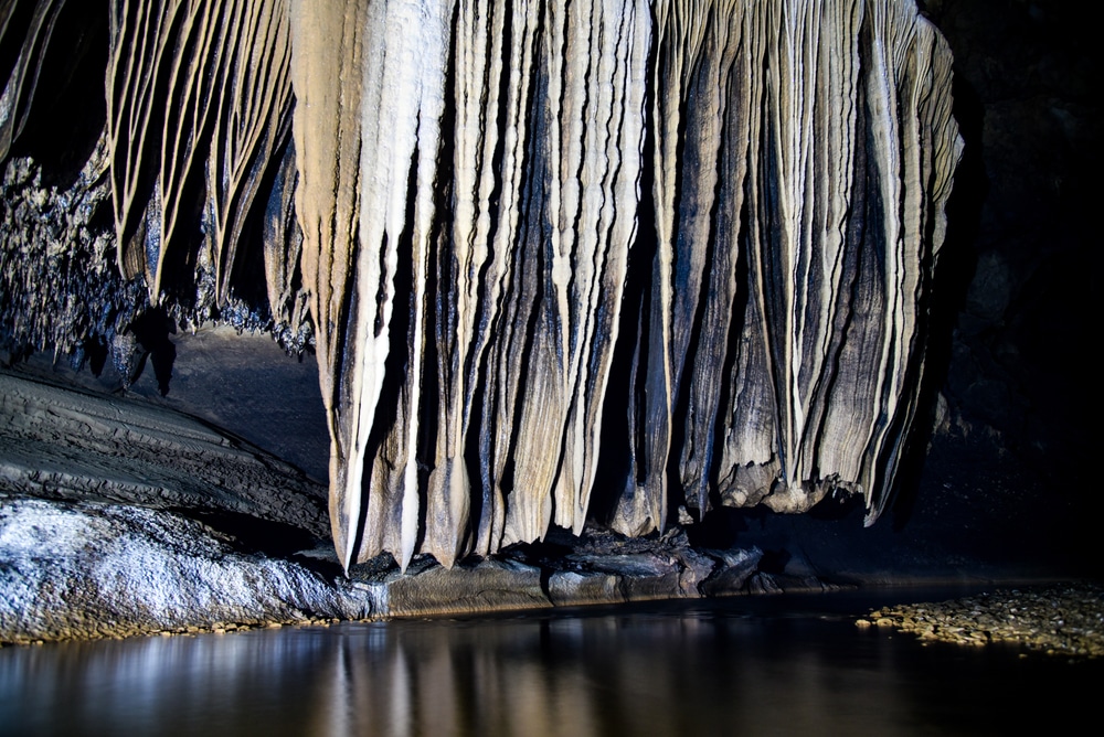 หินงอกหินย้อยภายในถ้ำที่มีผิวน้ำสะท้อนแสง ที่เที่ยวเพื่อสุขภาพ ที่เที่ยวเดือนพฤษภาคม