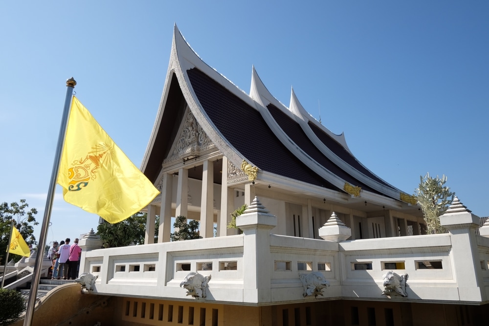 สถาปัตยกรรมไทยดั้งเดิม โดยเฉพาะวัดราชบพิธหรือวัดราชบพิธ มีหลังคาหน้าจั่วกว้างและมีธงสีเหลืองอยู่แถวหน้า วัดสะแก